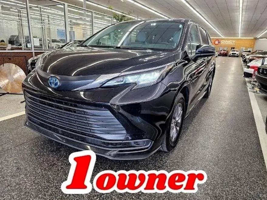 2023 Toyota Sienna LE photo 1