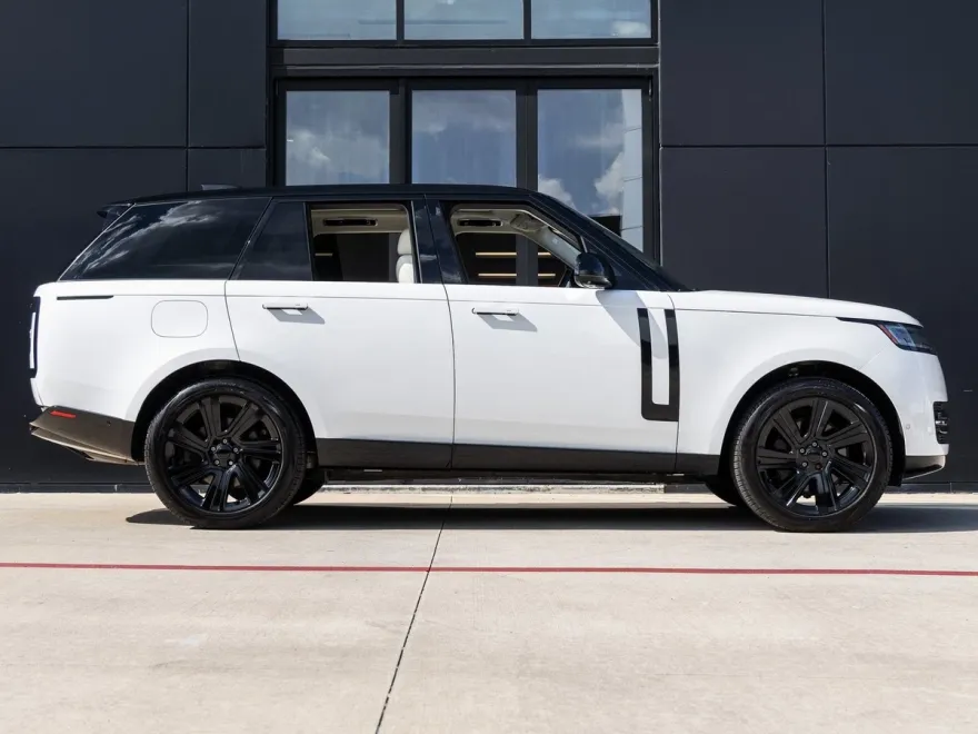 2023 Land Rover Range Rover SE photo 10
