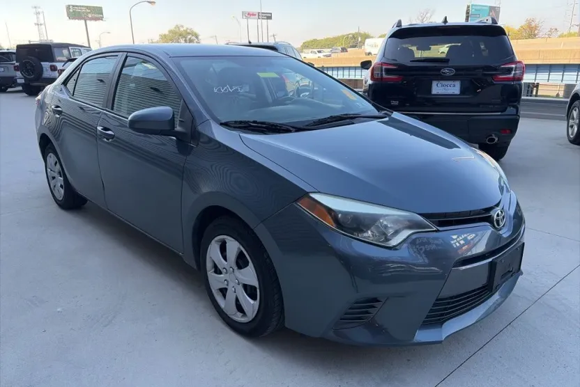 2015 Toyota Corolla LE photo 1