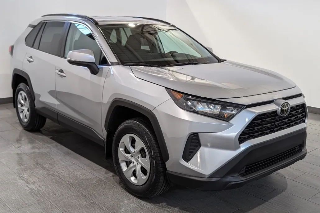 2021 Toyota RAV4 LE photo 1