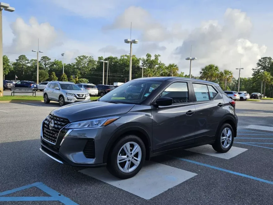 2025 Nissan Kicks Play S photo 1