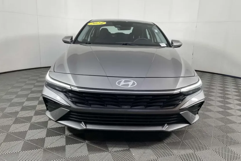 2024 Hyundai Elantra SEL photo 1