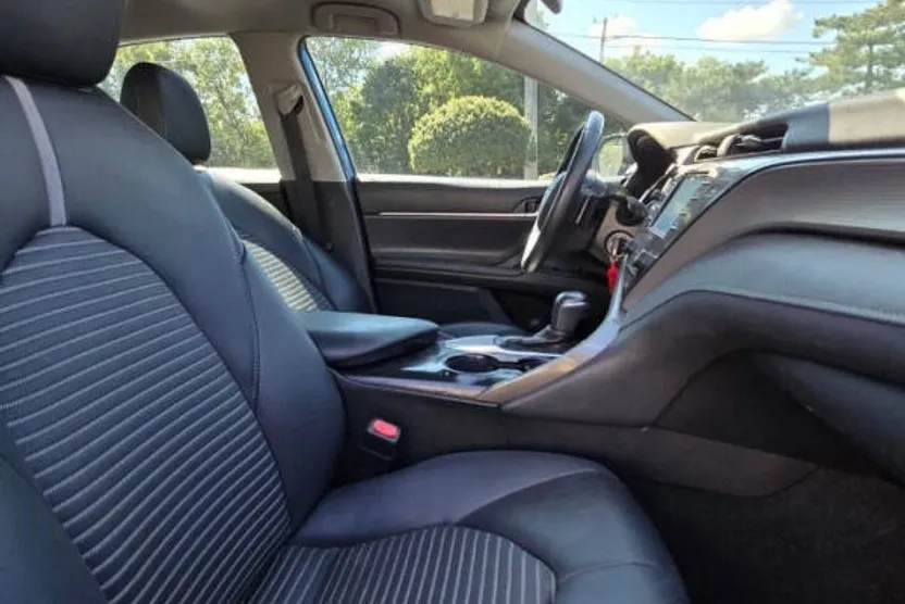 2020 Toyota Camry SE photo 1