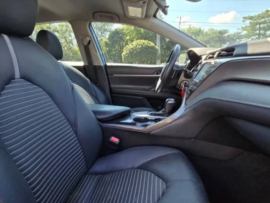 2020 Toyota Camry SE photo 1