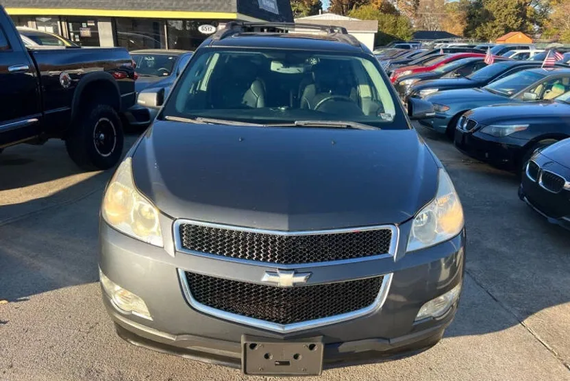 2009 Chevrolet Traverse 2LT photo 1