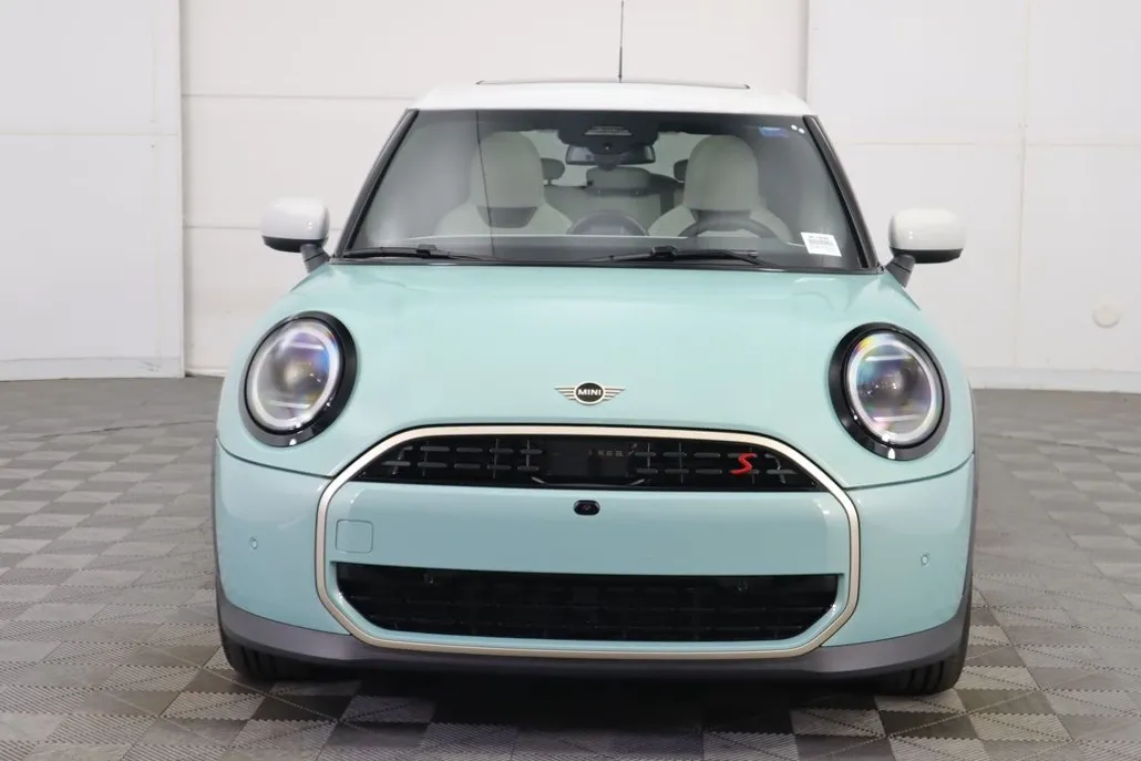 2025 Mini Cooper 4 Door Hardtop Iconic photo 1