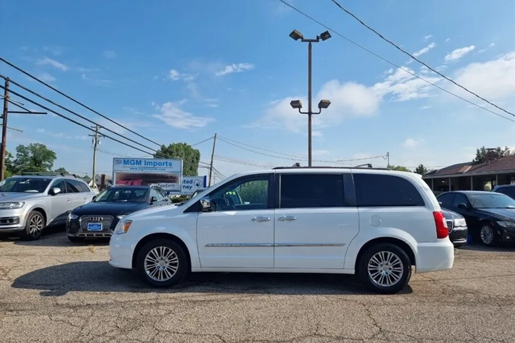 2014 Chrysler Town & Country photo 1