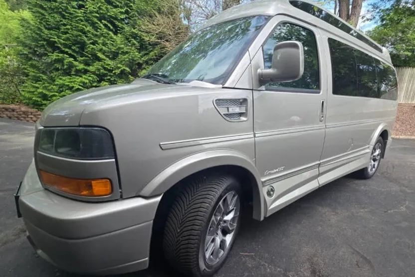 2025 Gmc Savana 2500 Cargo photo 1