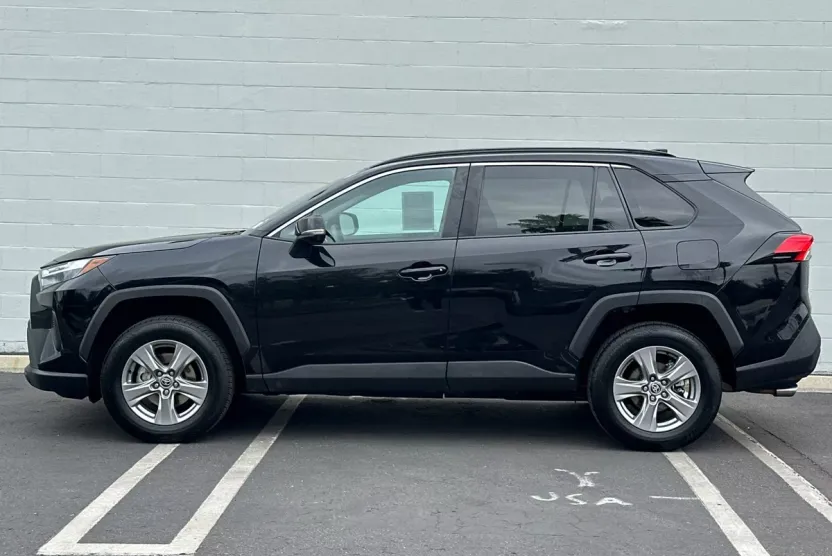 2023 Toyota RAV4 XLE photo 1