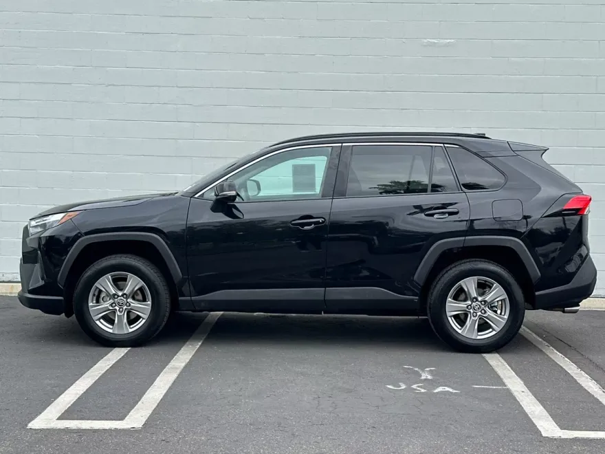 2023 Toyota RAV4 XLE photo 1