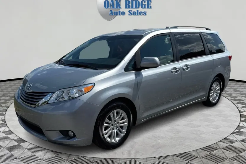 2017 Toyota Sienna Limited XLE Premium photo 1