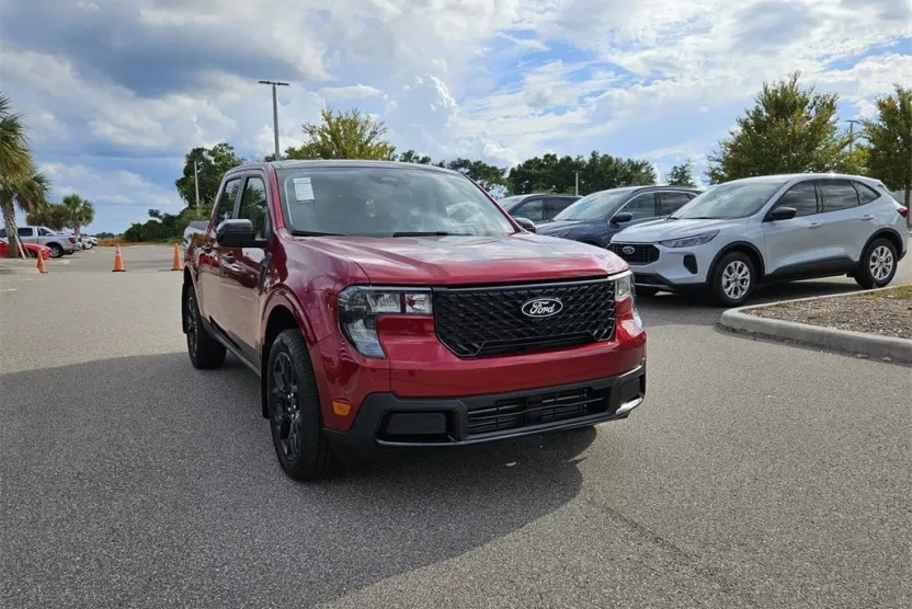 2025 Ford Maverick XLT photo 1