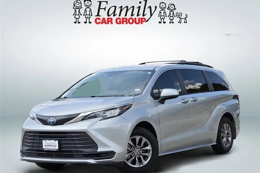 2023 Toyota Sienna LE photo 1