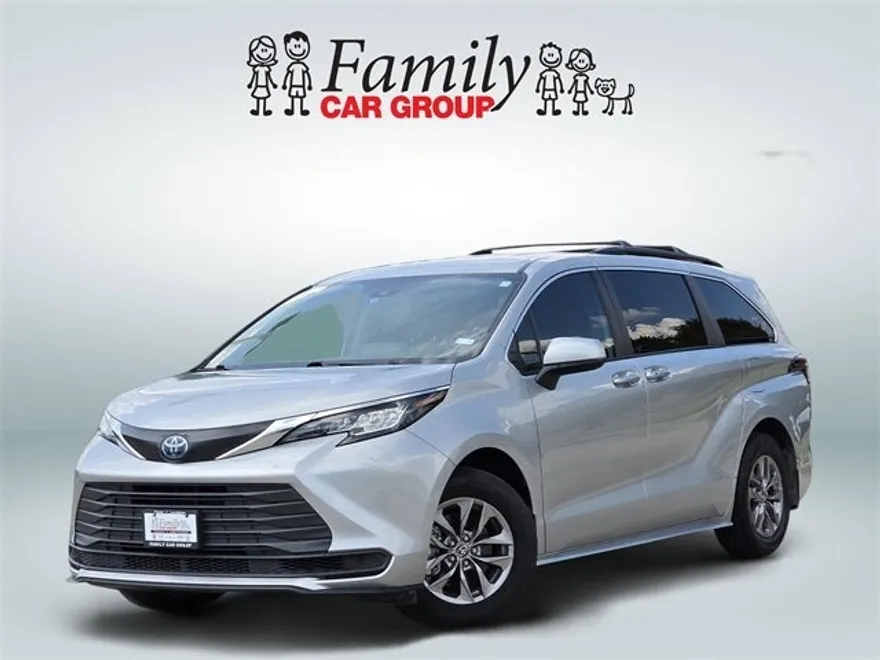 2023 Toyota Sienna LE photo 1