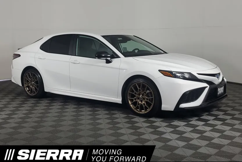 2024 Toyota Camry Hybrid SE photo 1