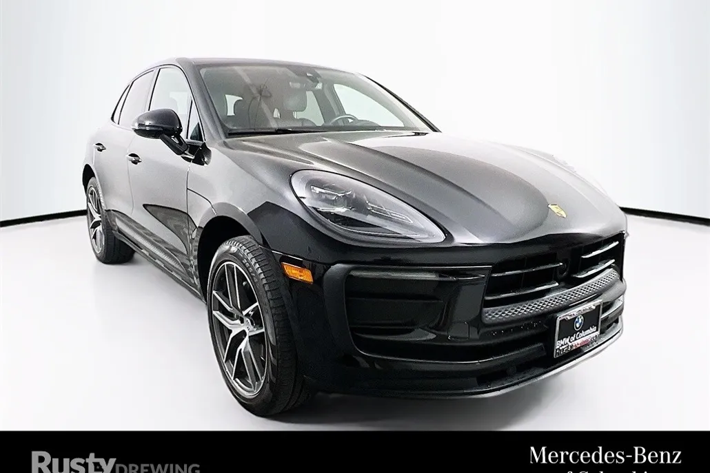 2023 Porsche Macan T photo 1