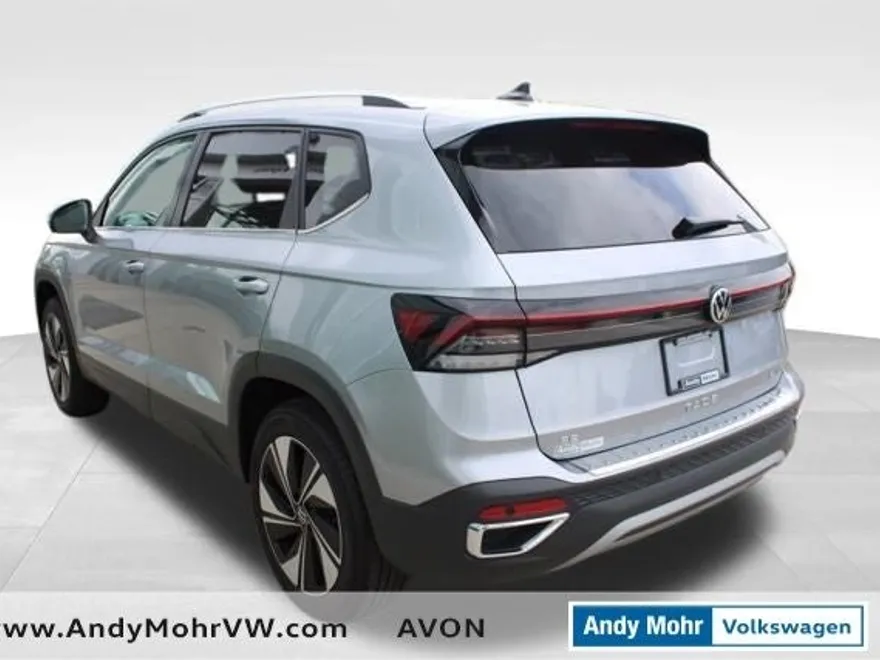 2025 Volkswagen Taos SE photo 1