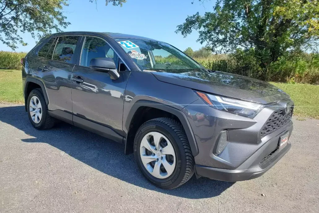 2023 Toyota RAV4 LE photo 1