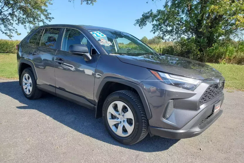 2023 Toyota RAV4 LE photo 1