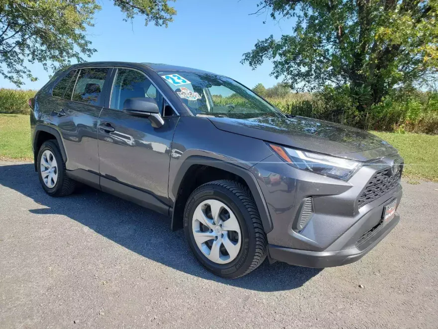 2023 Toyota RAV4 LE photo 1