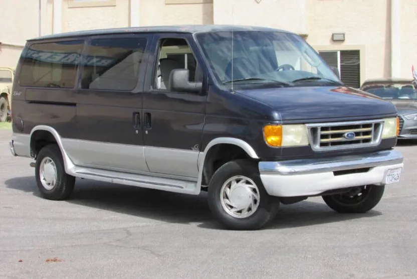 2003 Ford E-150 photo 1