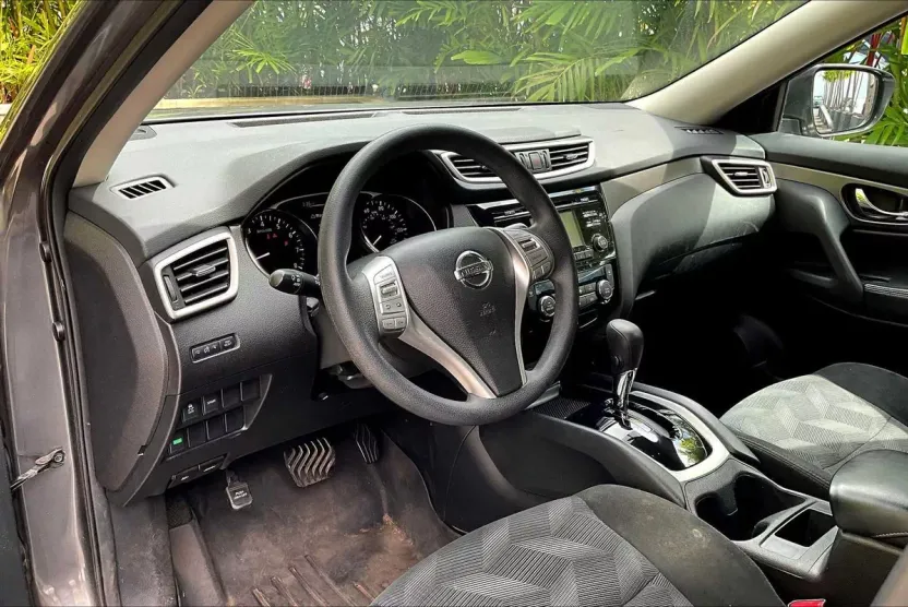 2016 Nissan Rogue SV photo 1