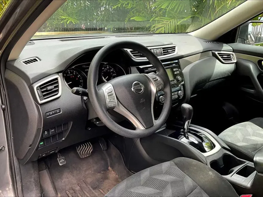 2016 Nissan Rogue SV photo 1