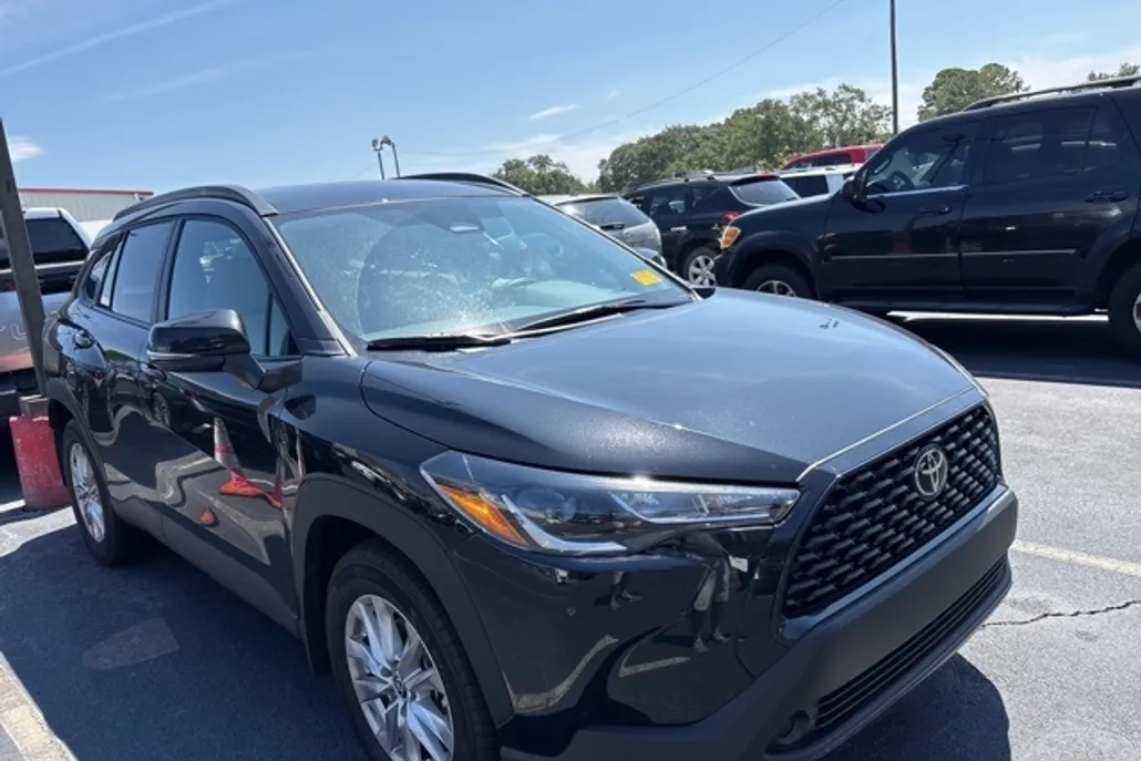 2025 Toyota Corolla Cross LE photo 1