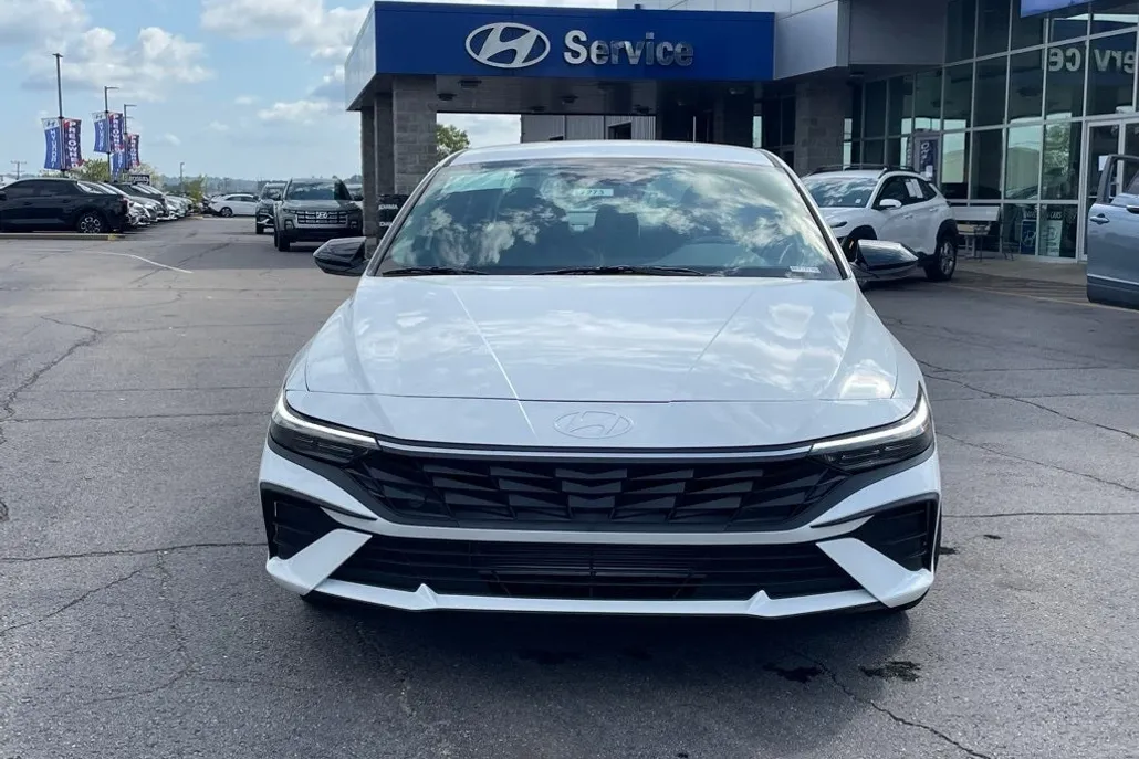 2025 Hyundai Elantra SEL Sport photo 1