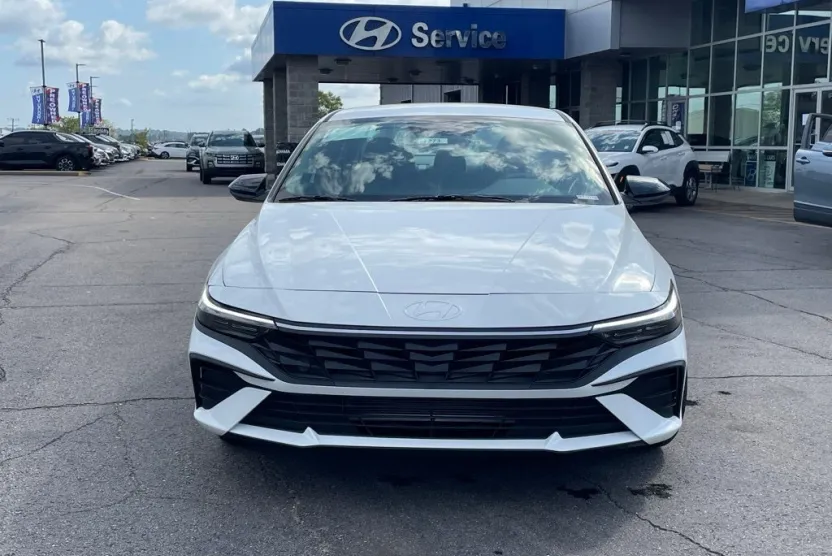 2025 Hyundai Elantra SEL Sport photo 1