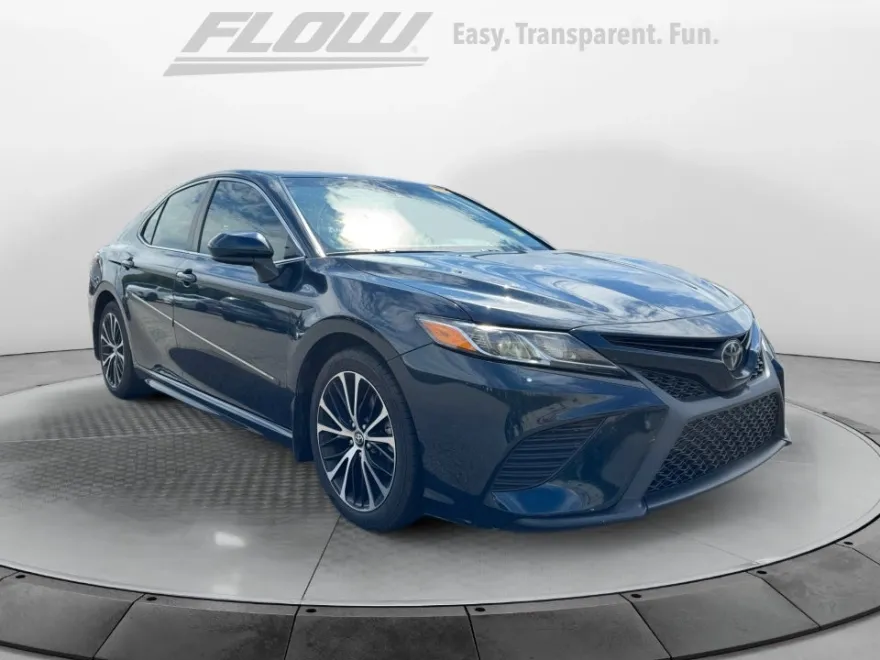 2018 Toyota Camry SE photo 1