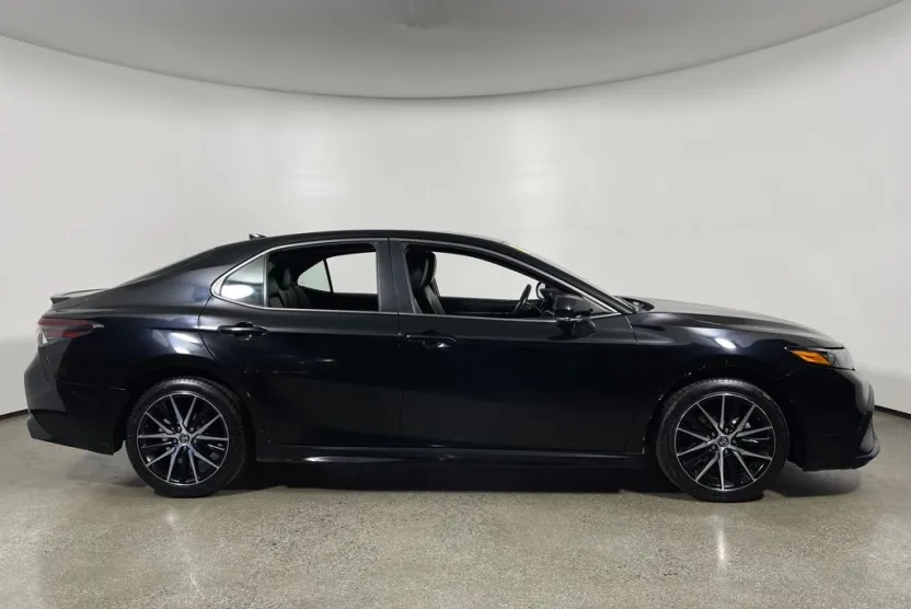 2023 Toyota Camry SE photo 1