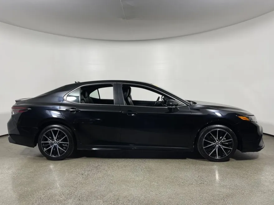 2023 Toyota Camry SE photo 1