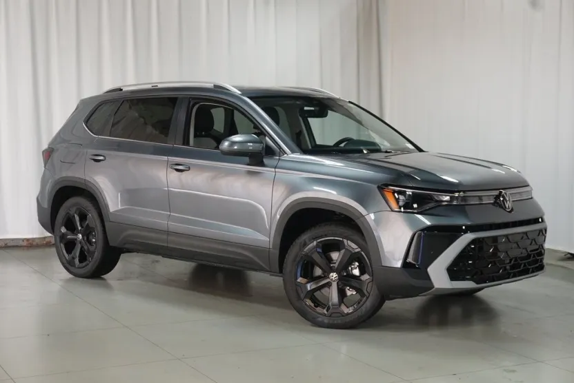 2025 Volkswagen Taos SEL photo 1