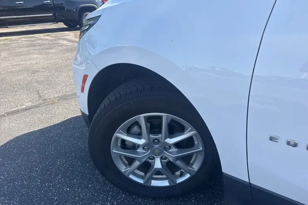 2022 Chevrolet Equinox LT photo 1