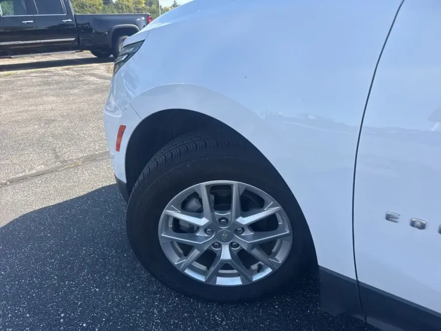 2022 Chevrolet Equinox LT photo 1