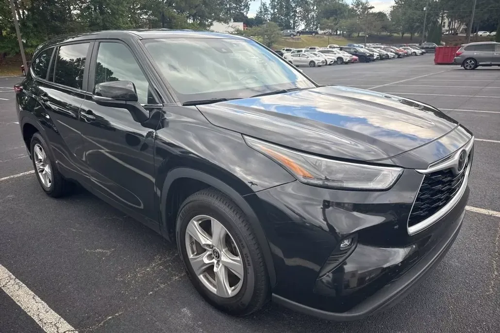 2023 Toyota Highlander LE photo 1