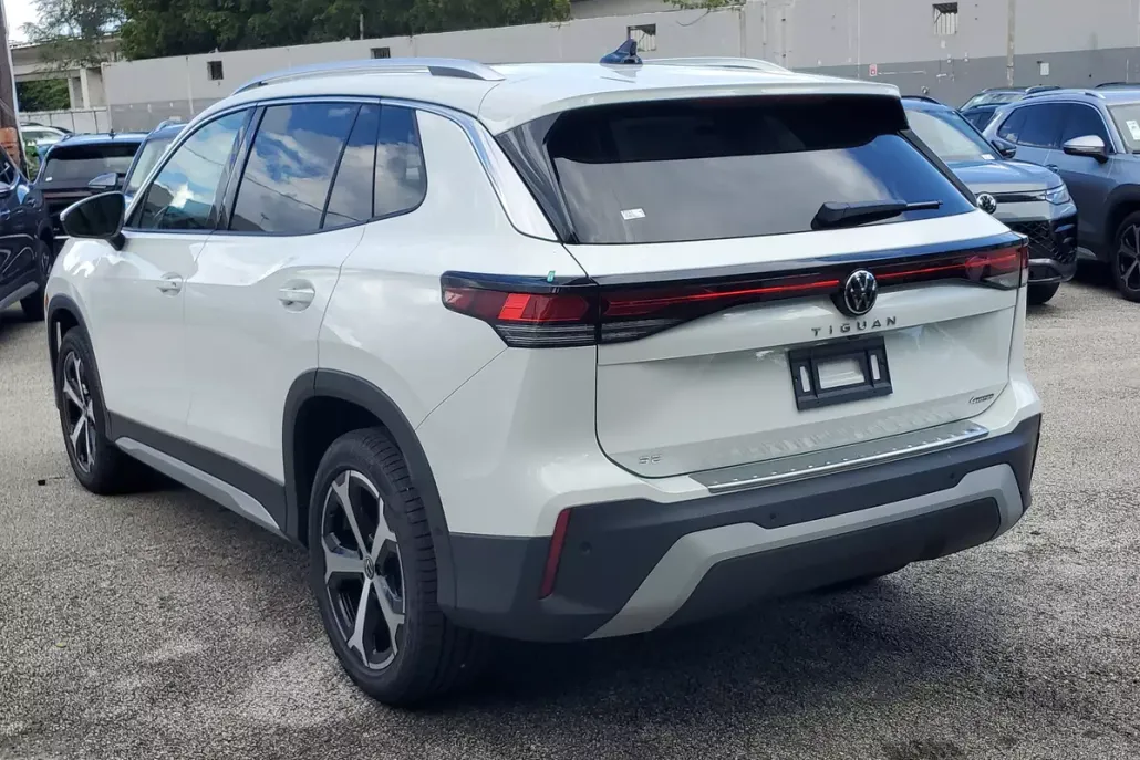 2025 Volkswagen Tiguan SE photo 1