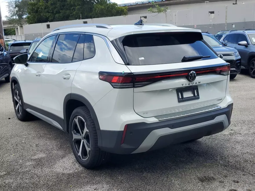 2025 Volkswagen Tiguan SE photo 1