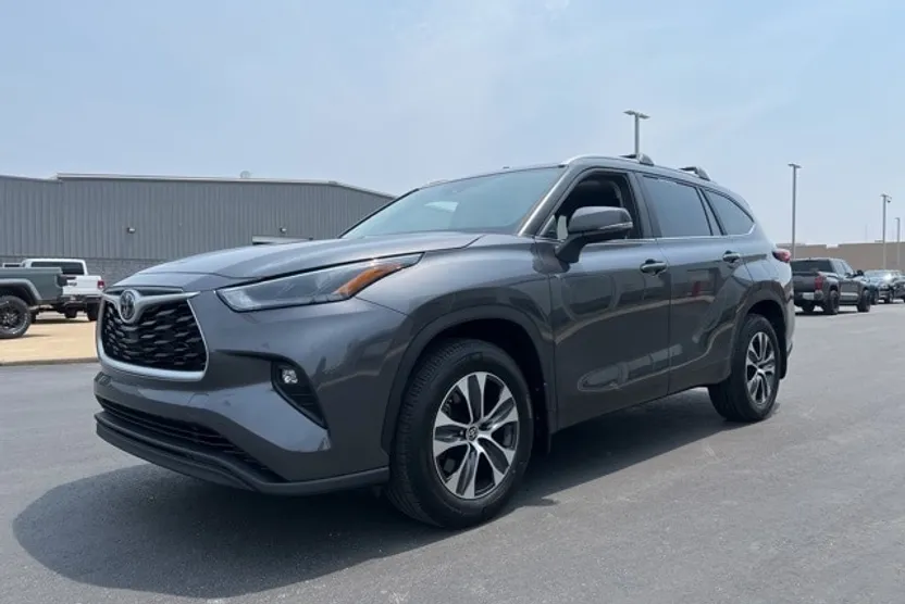 2023 Toyota Highlander L photo 1