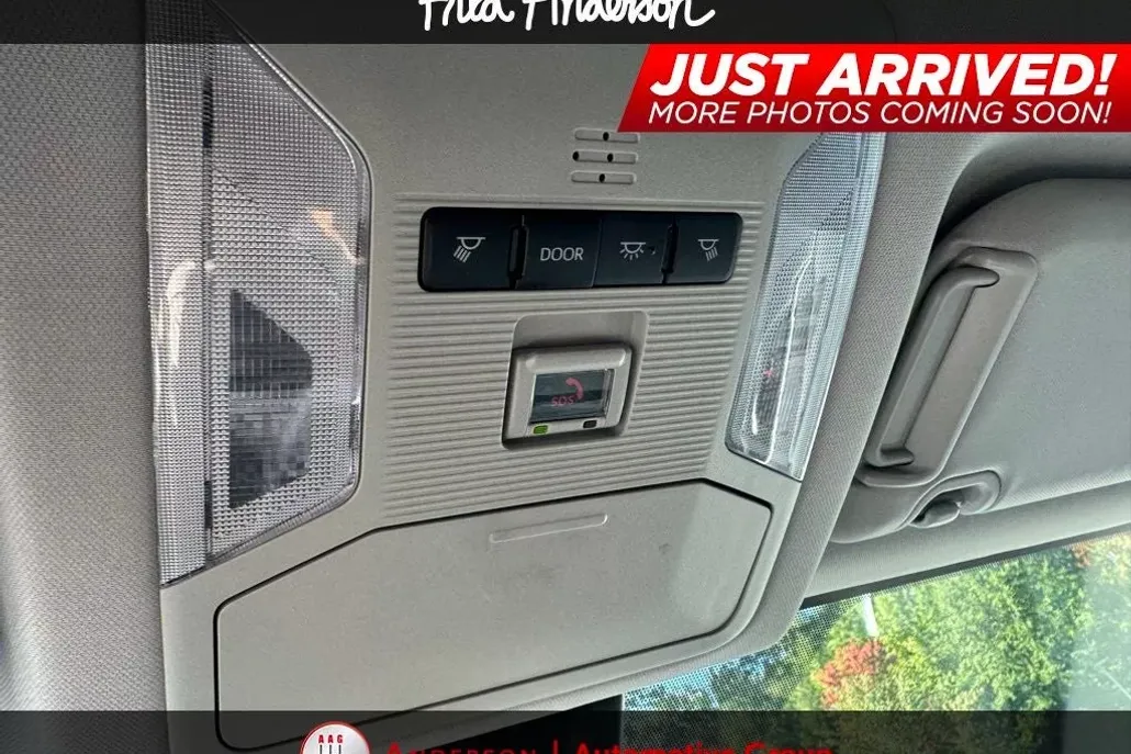 2024 Toyota RAV4 Hybrid XLE photo 1