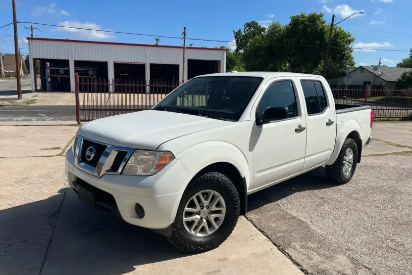2014 Nissan Frontier Crew Cab SV photo 1