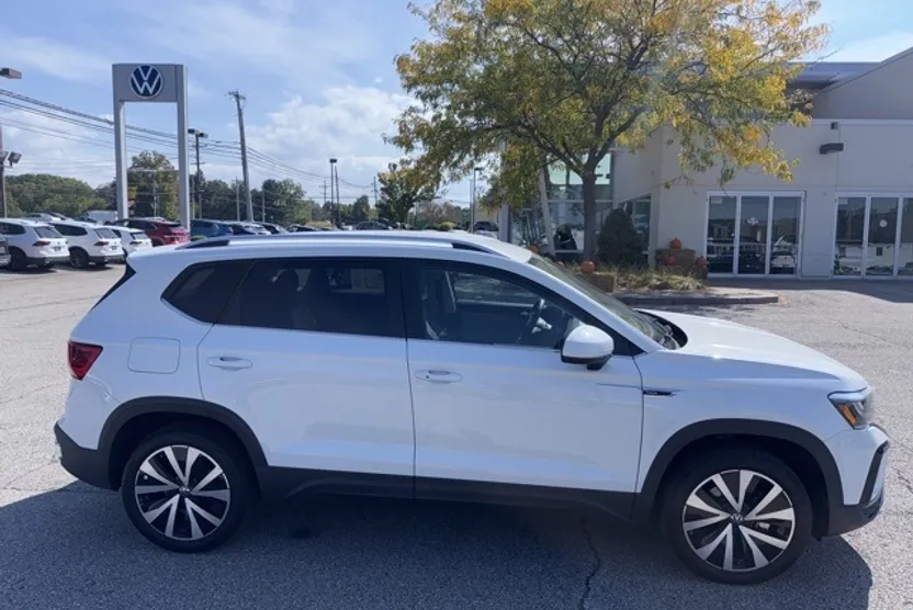 2022 Volkswagen Taos SE photo 1