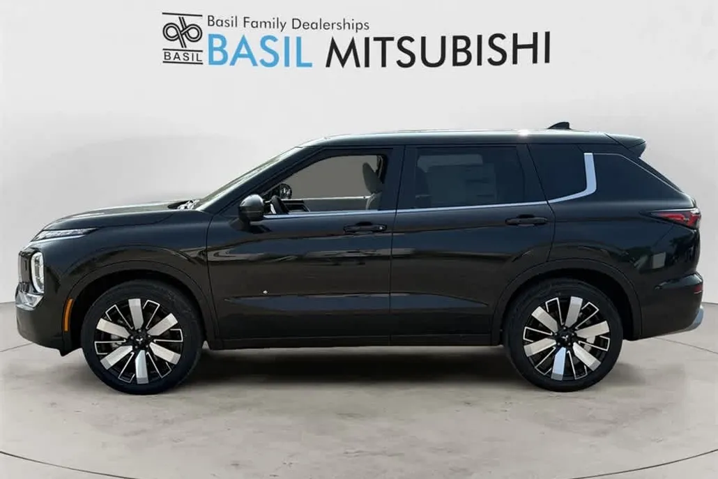 2025 Mitsubishi Outlander SE photo 1