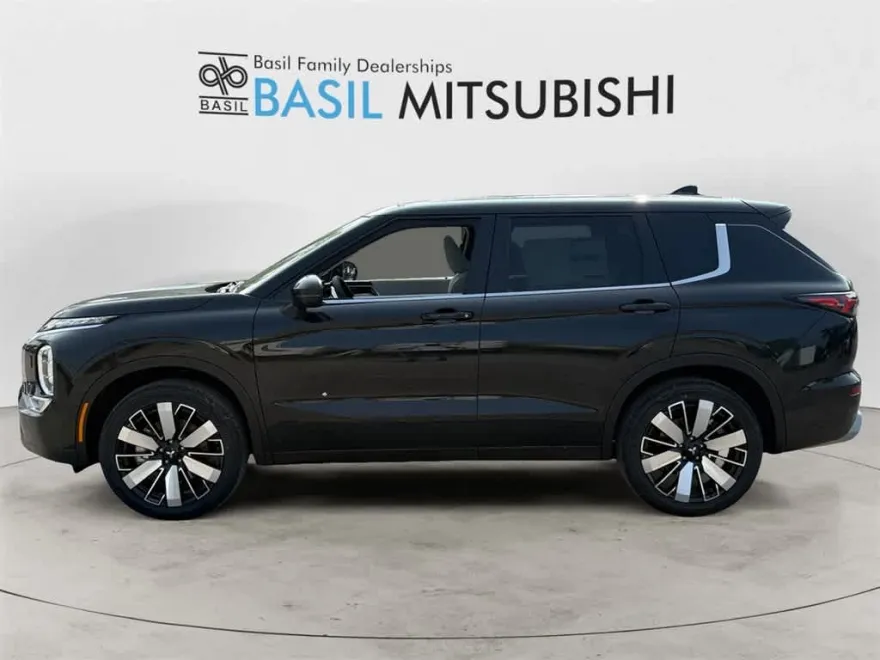 2025 Mitsubishi Outlander SE photo 1