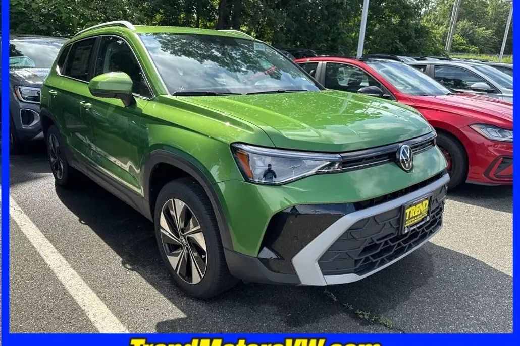 2025 Volkswagen Taos SE photo 1