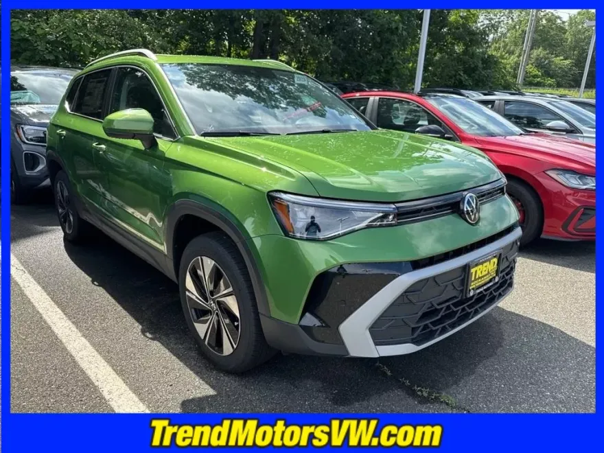 2025 Volkswagen Taos SE photo 1