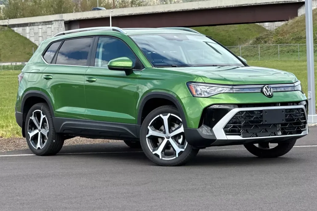 2025 Volkswagen Taos SEL photo 1