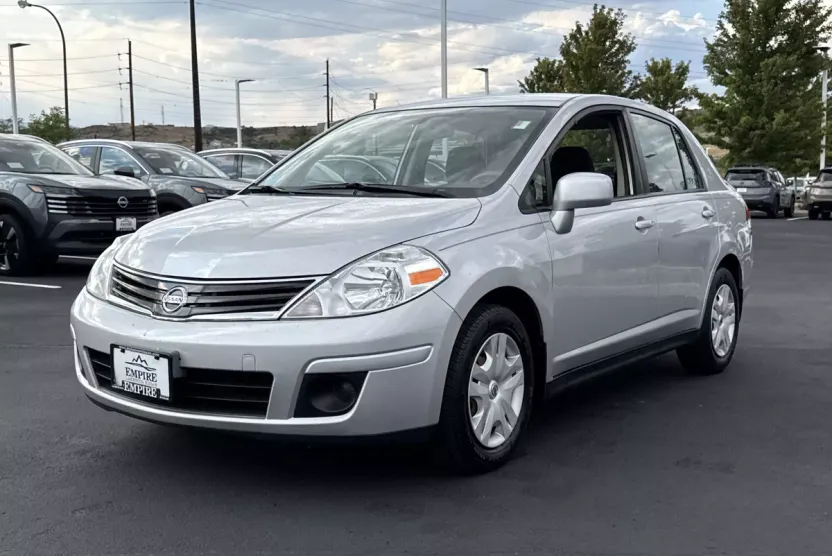2011 Nissan Versa 1.8 S photo 1