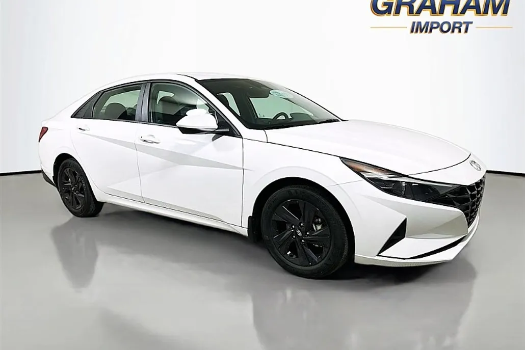 2022 Hyundai Elantra SEL photo 1